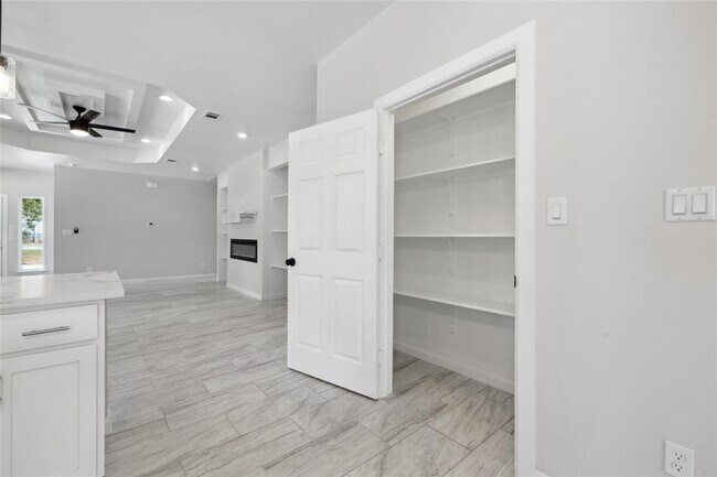 Building Photo - 956 TX-304