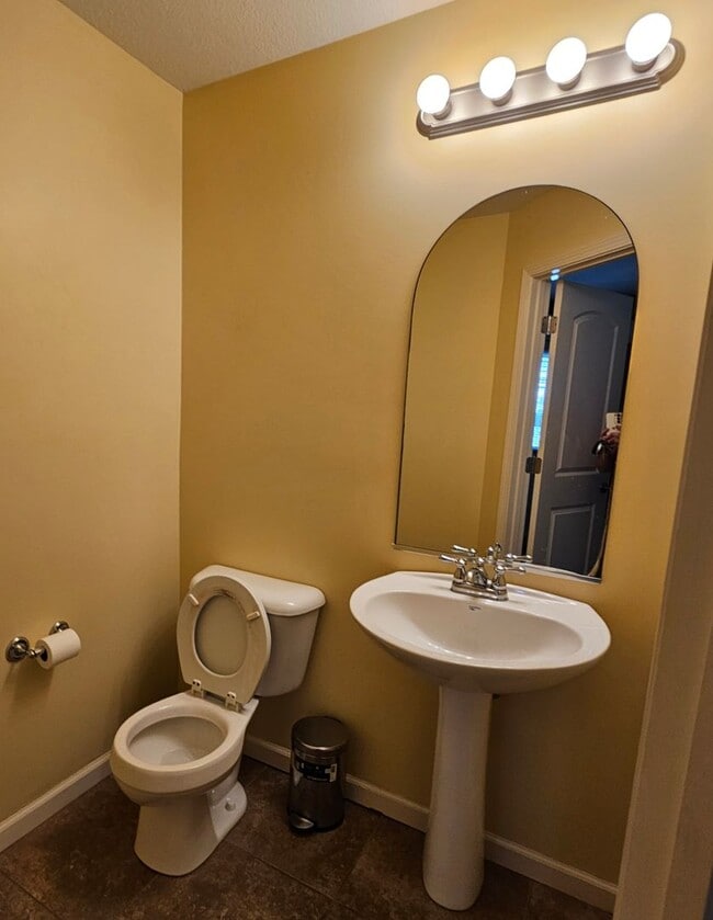 Building Photo - 3 Bd 2 Ba with Lake view!