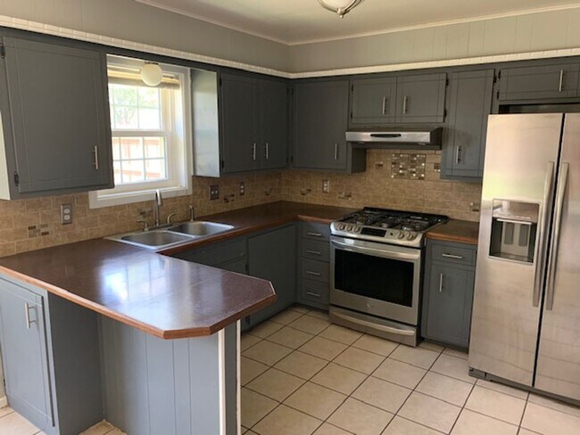 Building Photo - Southwest Lubbock Clean 3/2/2 with nice yard!