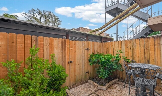 Building Photo - 482 N Post Oak Ln