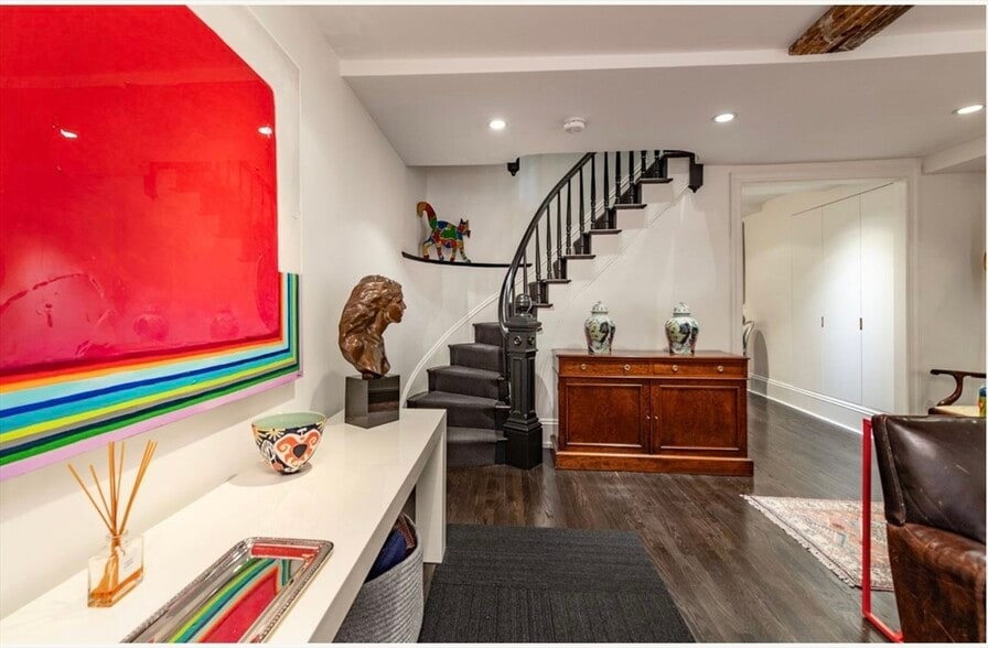 Building Photo - 22 Joy St