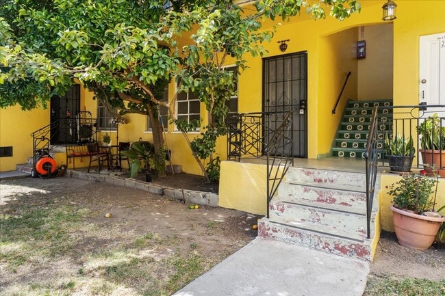 Building Photo - Stylish One Bedroom Unit With Spare Room