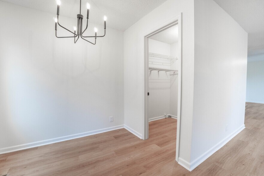 Building Photo - 1805 Meadow Cliff Dr