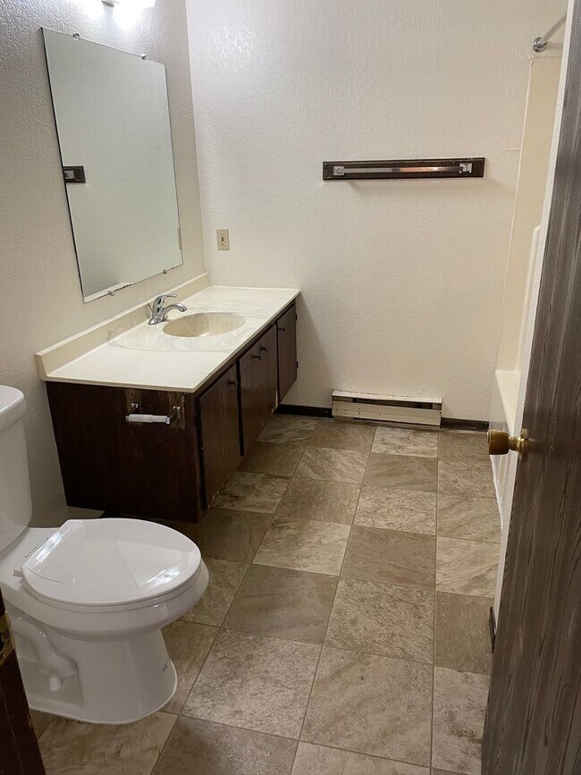 Building Photo - Three Bedroom 1.5 Bathroom