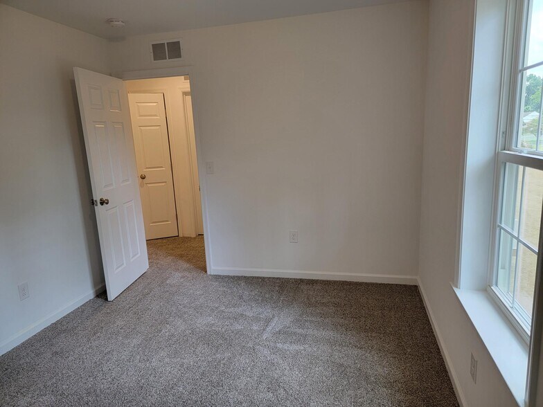 Building Photo - 108 Robert Cir