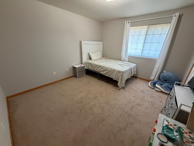 Building Photo - Fully Furnished West end townhome