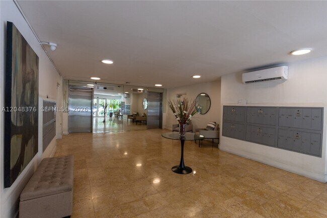 Building Photo - 1750 James 7L