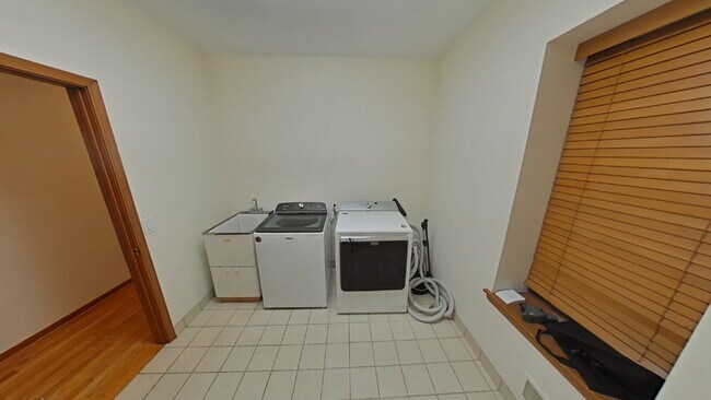 Building Photo - 1449 Ridge Ct