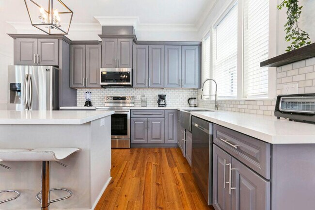 Building Photo - 1216 Carondelet St