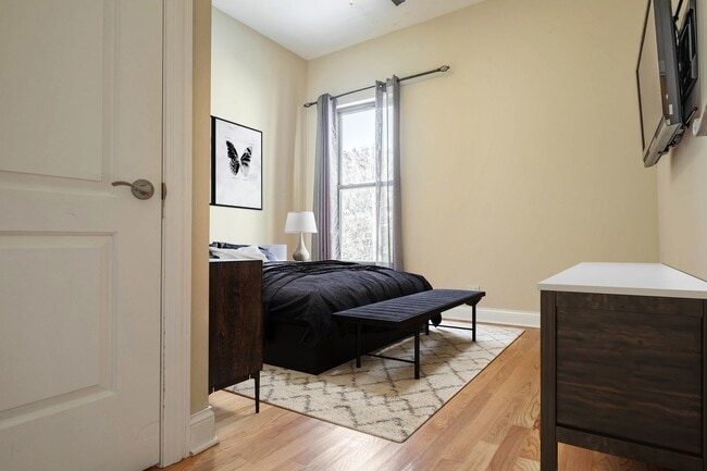 Building Photo - 2140 W Monroe St