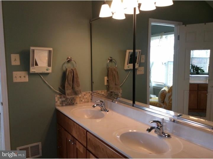 Master Bathroom - 160 Canterbury Ln