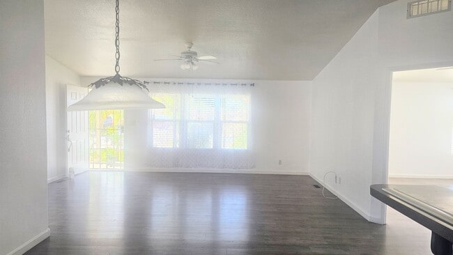 Building Photo - Gorgeous Single Story Home