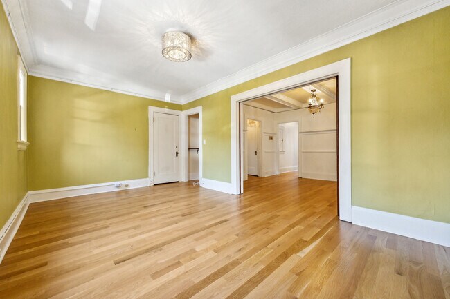 Building Photo - 118 NW King Ave