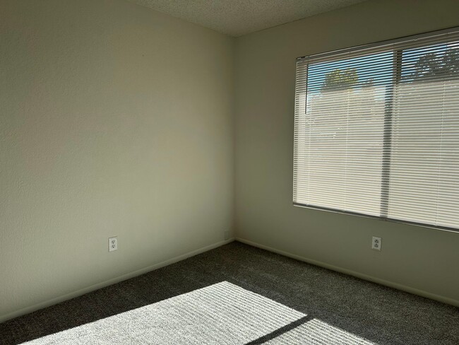 Building Photo - Mature dog considered. Nice home, convenient location off Placer & Wisconsin, Rdg.