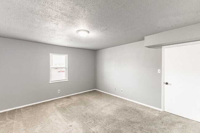 Building Photo - Greenbrier Apartments