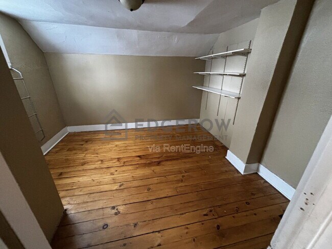 Building Photo - 1010 Helen St NE