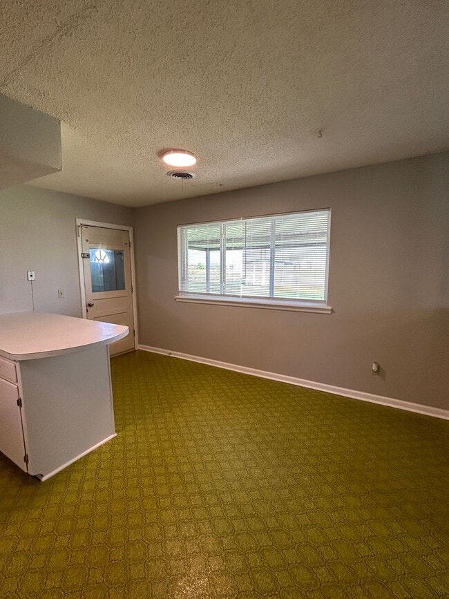 Building Photo - 3-bedroom, 1.5-bath in the MacArthur Schoo...