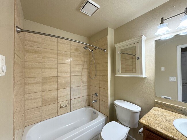 Building Photo - Lovely 2 Bedroom Condo in Hampton Village ...
