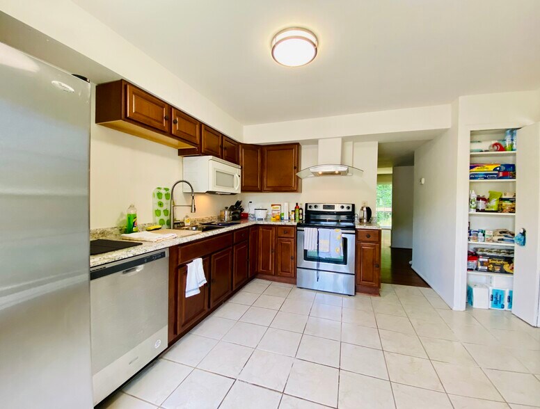 Building Photo - 10690 High Beam Ct