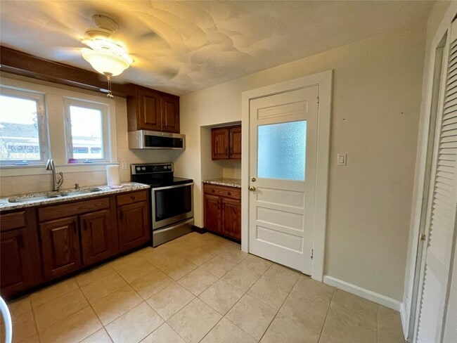 Building Photo - 206 E Edwards St