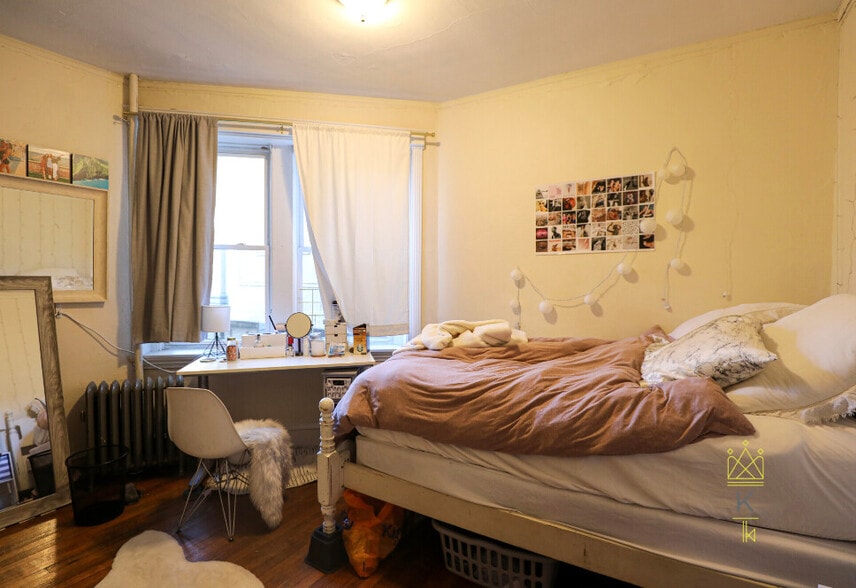 Building Photo - 322 St Paul St