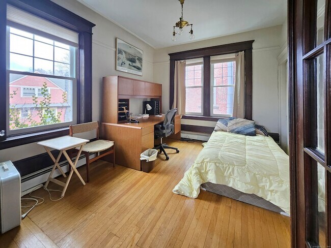 Building Photo - 548 Orange St