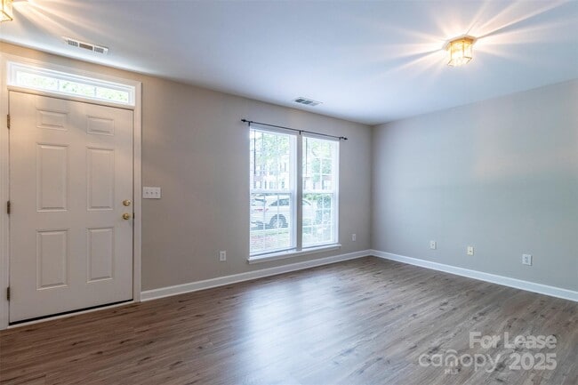 Building Photo - 9618 Blossom Hill Dr