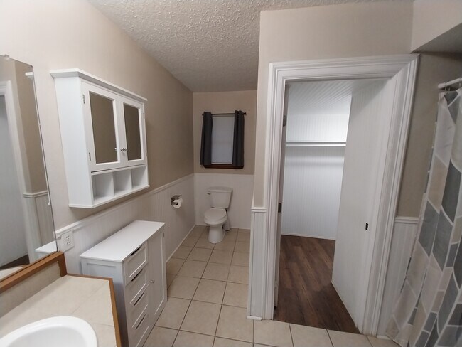 Building Photo - 608 Mayflower Ln