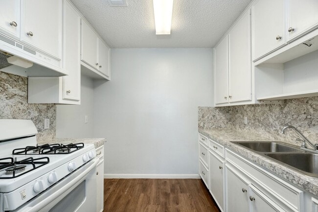 Building Photo - 2900 Mesquite Ln