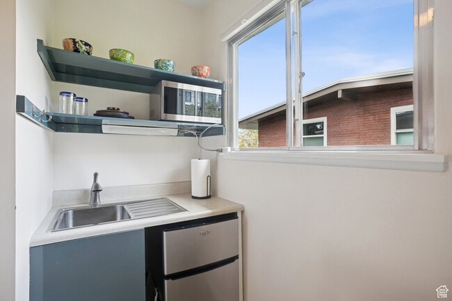 Building Photo - 3485 S Fleetwood Dr
