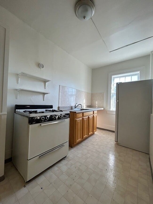 Building Photo - 1 Bed 1 Bath- with Hardwood Floors in Down...