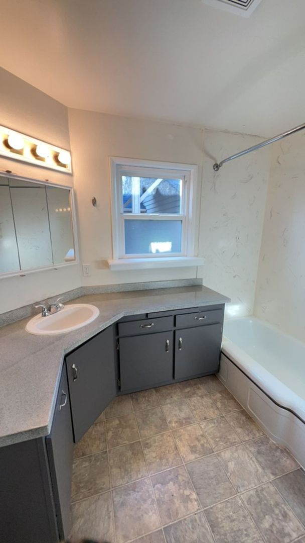 Building Photo - 2BD/1BATH - NORTHWEST GARAGE, LANDSCAPED YARD & WASHER/DRYER HOOKUP