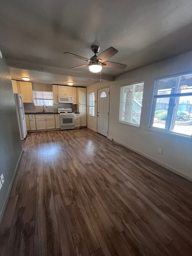 Building Photo - 553-557 Silver Strand Blvd.