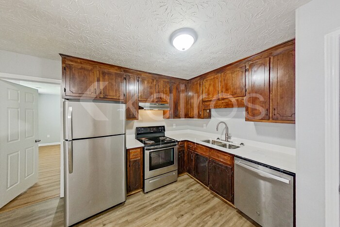 Building Photo - 370 Deer Park Dr