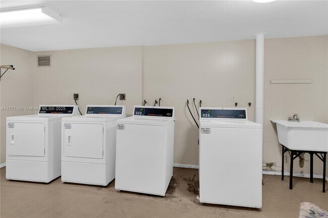 Building Photo - 1351 NE Miami Gardens Dr