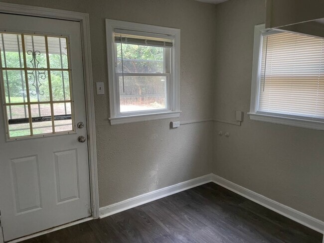 Building Photo - Cozy 2-Bedroom Home with Hardwood Floors & Spacious Yard