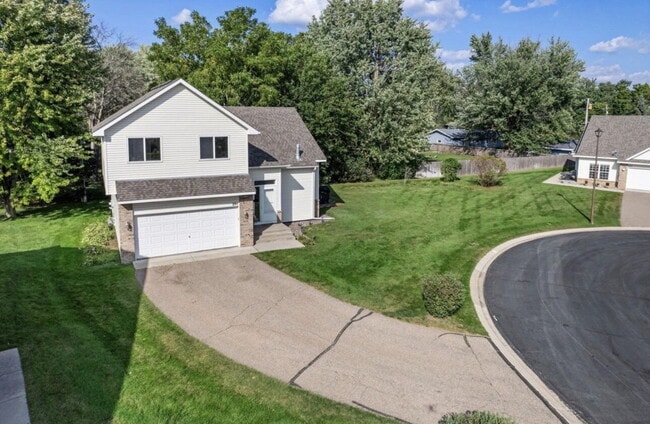 Building Photo - Elegant 3-Bed Single Family with Fireplace & Hardwood Floors in Shakopee – 2345 Sq Ft of Comfort