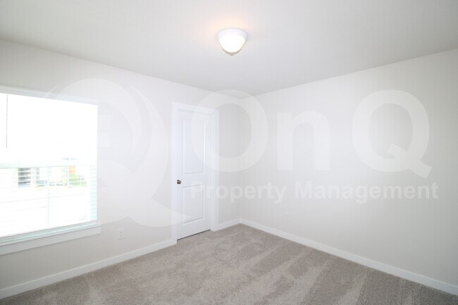 Building Photo - 330 Fire Rock Dr