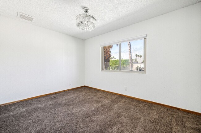 Building Photo - 3 Bed / 2 Bath Home with Bonus Room, Pool and Two Car Garage.