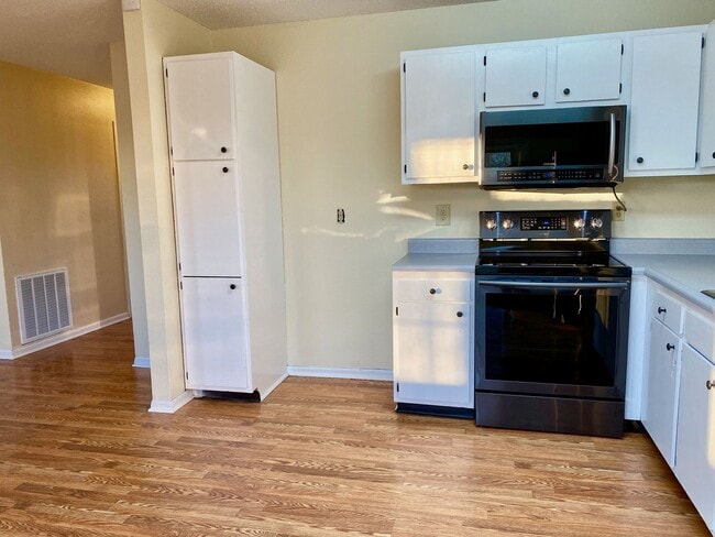 Building Photo - COMING SOON! Wonderful 3 Bedroom 2 Bathroo...