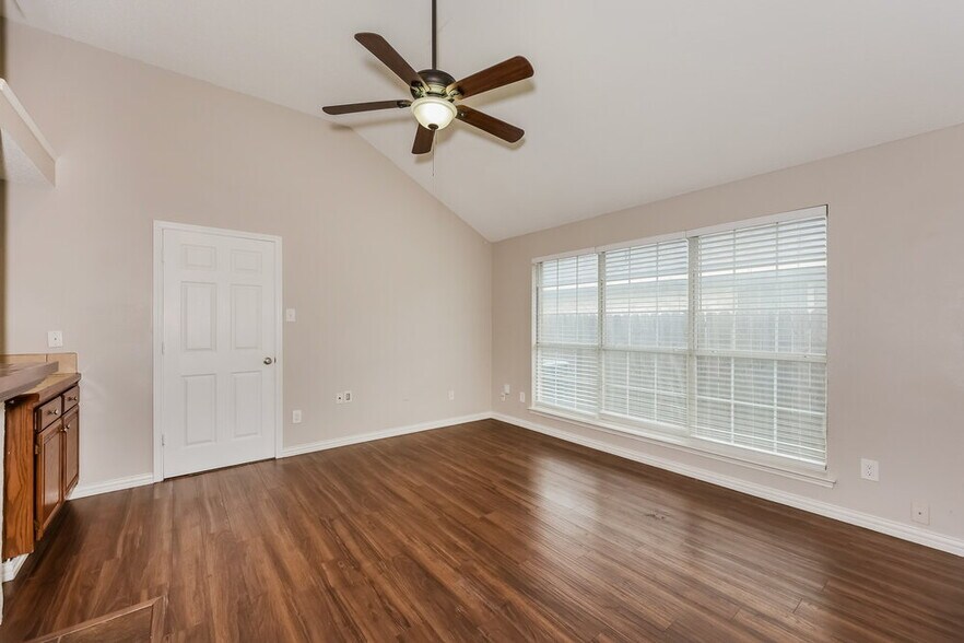 Building Photo - 2613 Clovermeadow Dr