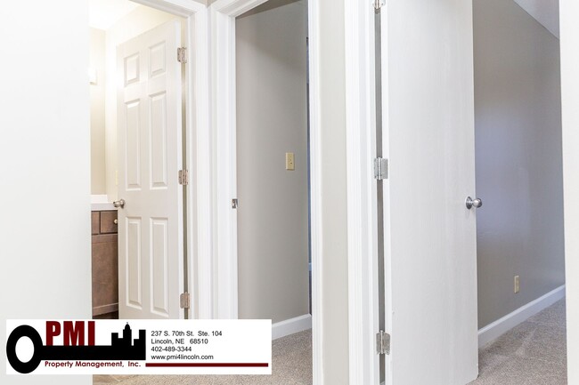 Building Photo - 3 Bedroom and 2 bathroom Duplex for Rent
