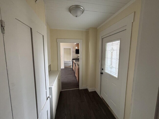 Building Photo - Newly Renovated 3BR Apartment with Modern Updates – Convenient Location!