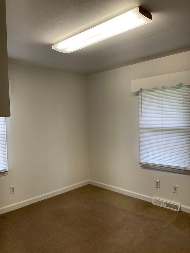 Building Photo - Available Now!!! Spacious Four bedroom home in Gastonia.