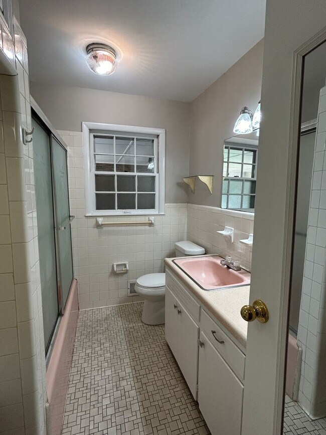 Building Photo - 1504 Cloverdale Road **MOVE IN SPECIAL**