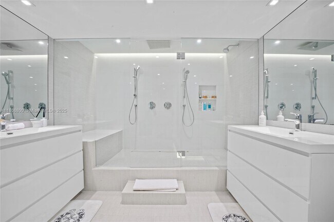 Building Photo - 2301 Collins Ave