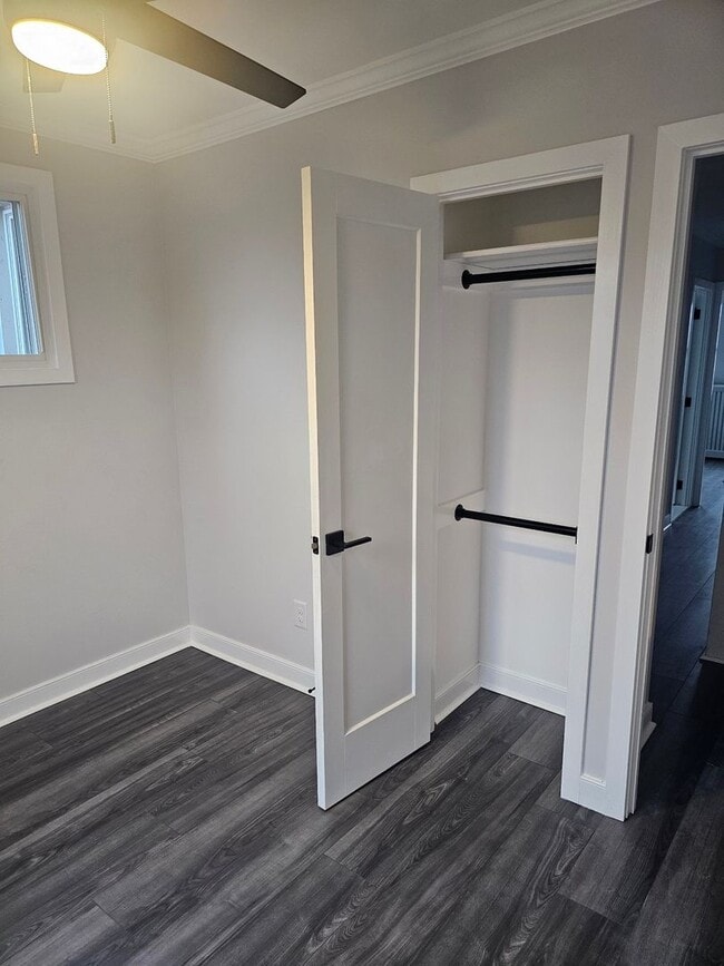 Building Photo - Stunning Remodel - Frankford