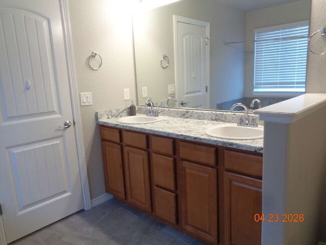 Building Photo - Lorson Ranch beauty