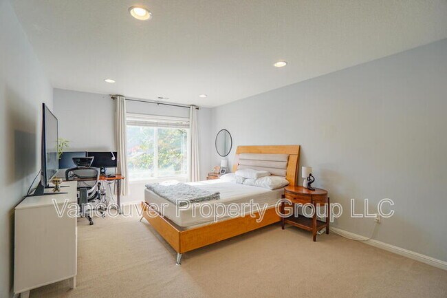 Building Photo - 4404 NE 98th Cir