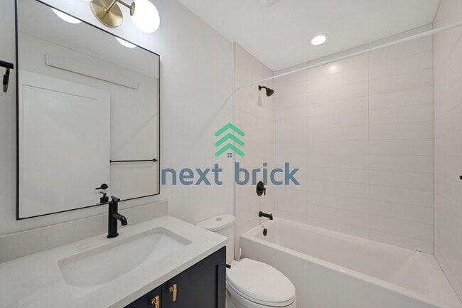Building Photo - "Charming 2-Bed, 2-Bath Townhouse Retreat in Seattle – 1380 Sq Ft of Modern Comfort!"